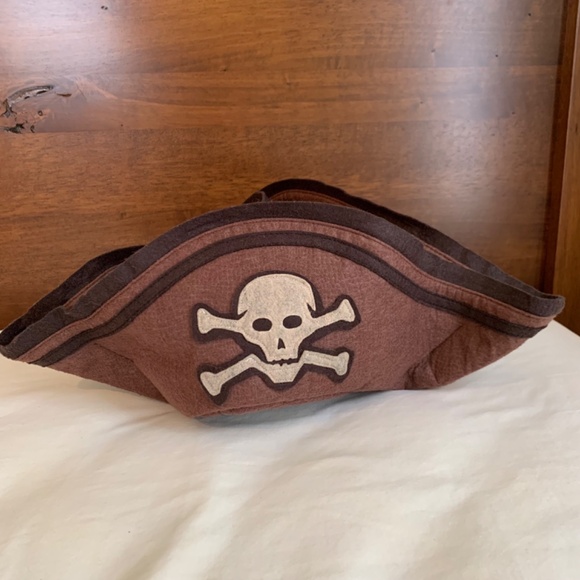 Disney Boney Pirate Hat & The Ghost Pirate Book - A Spirited Hologram Book - Picture 3 of 13